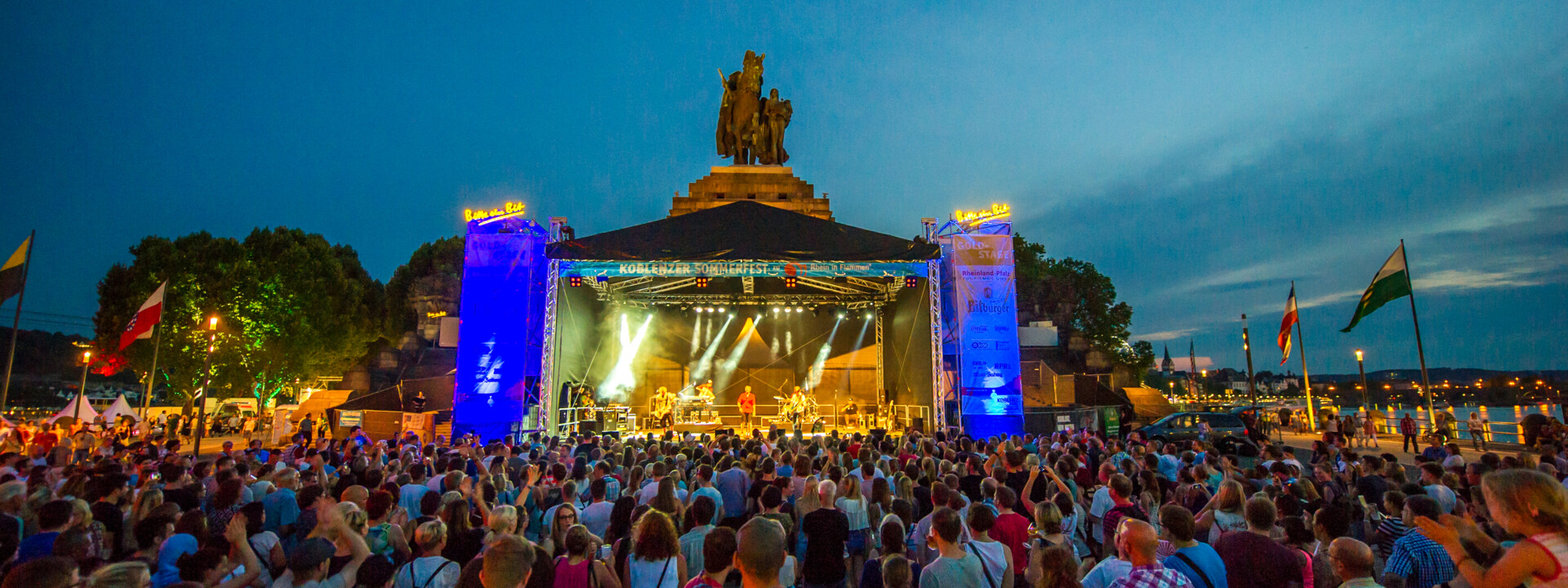 © Koblenz-Touristik GmbH, Artur Lik Bühne am Deutschen Eck während des Koblenzer Sommerfestes zu "Rhein in Flammen" © Koblenz-Touristik GmbH, Artur Lik
