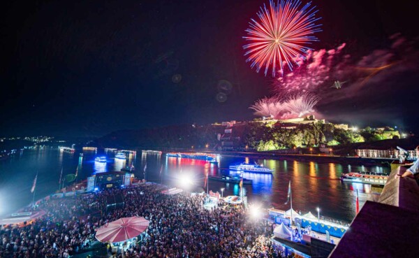 Koblenzer Sommerfest mit Rhein in Flammen 2024, Feuerwerk mit Schiffskonvoi © Koblenz-Touristik GmbH, Janko-Media Koblenzer Sommerfest mit Rhein in Flammen 2024, Feuerwerk mit Schiffskonvoi © Koblenz-Touristik GmbH, Janko-Media