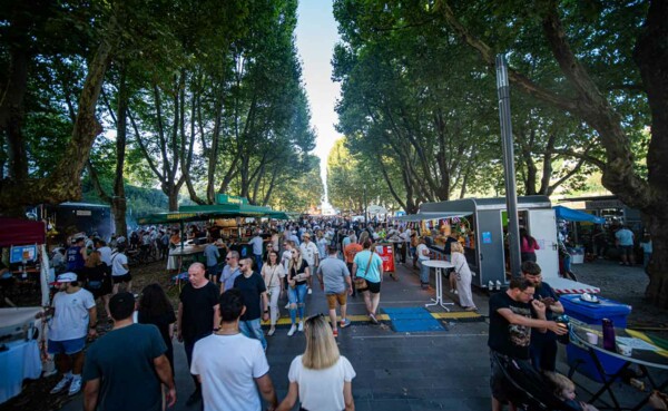 Koblenzer Sommerfest mit Rhein in Flammen 2024, Gäste am Rheinufer © Koblenz-Touristik GmbH, Janko-Media Koblenzer Sommerfest mit Rhein in Flammen 2024, Gäste am Rheinufer © Koblenz-Touristik GmbH, Janko-Media