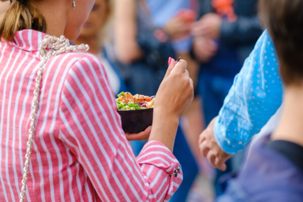 Woman with food bowl in her hand © Adobe Stock // Anton Gvozdikov