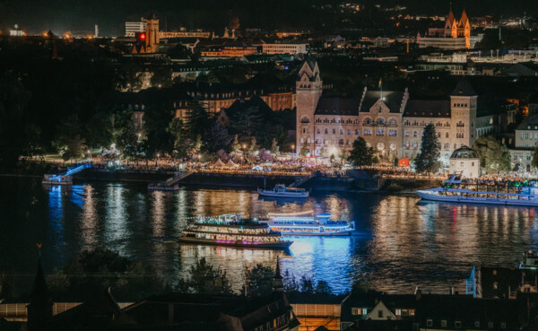 RIF von Arenberg vor 2025_08_09_Rhein in Flammen Koblenz_(c)_Koblenz-Touristik, Janko.Media_-6.jpg © Koblenz-Touristik, Janko.Media
Schiffskonvoi zu Rhein in Flammen® Koblenz 2025 © Koblenz-Touristik, Janko.Media