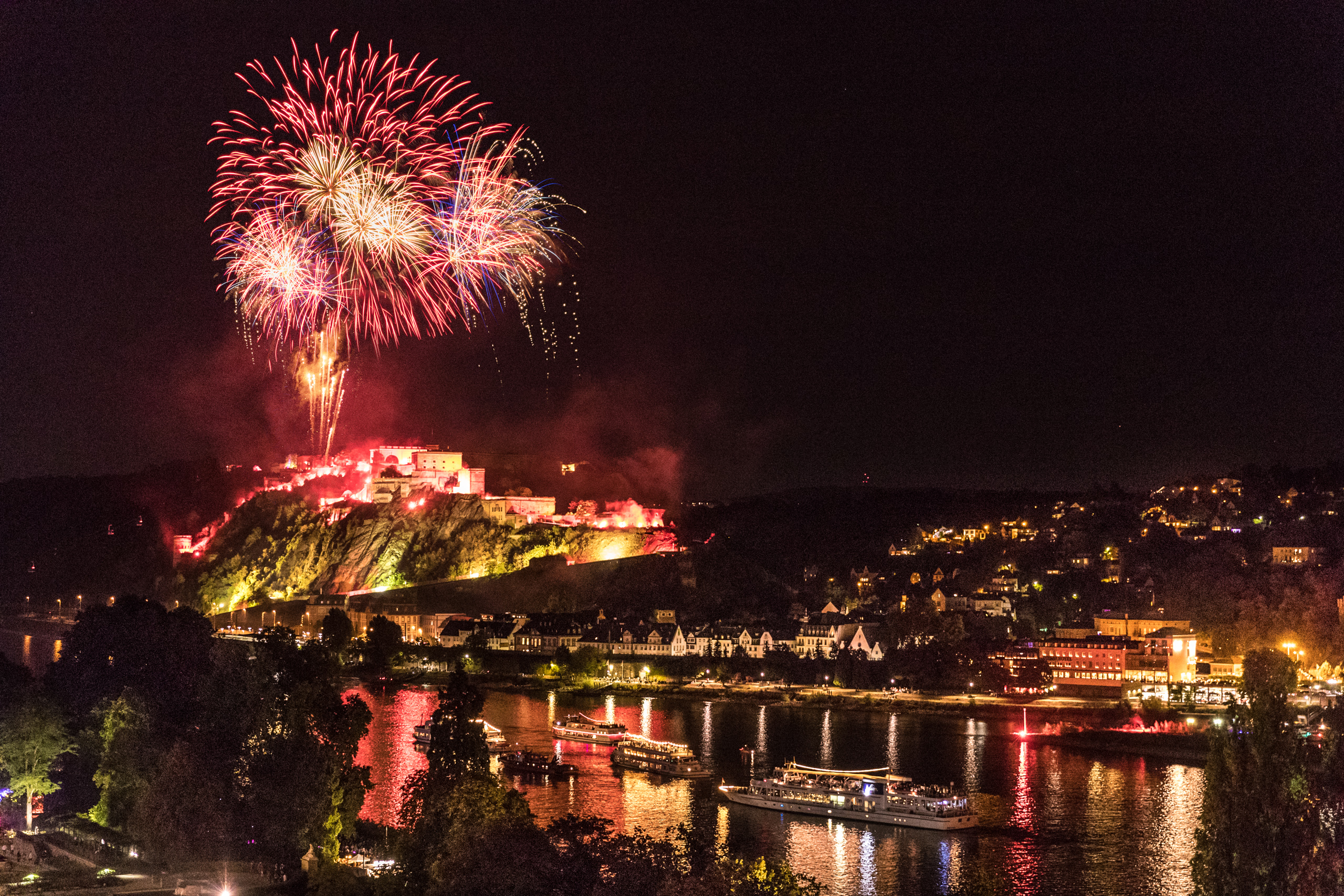Feuerwerk über der Festung Ehrenbreitstein mit Schiffskonvoi bei Rhein in Flammen © Koblenz-Touristik/Dominik Ketz