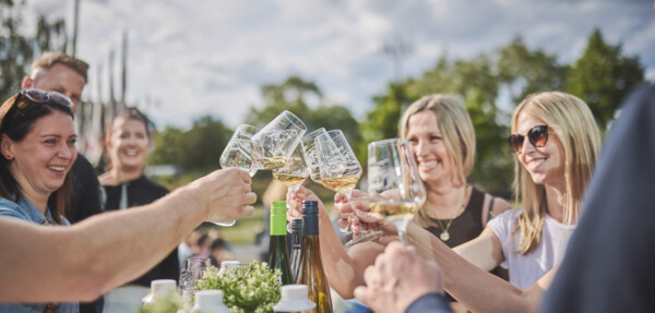 Freundesgruppe stoßt an © Picture Colada