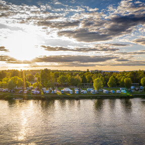 Campingplatz Koblenz-Lützel Sonnenuntergang © Koblenz-Touristik GmbH, Dominik Ketz Blick auf dem Campingplatz in Koblenz-Lützel bei Abenddämmerung mit dem Rhein in Vordergrund © Koblenz-Touristik GmbH, Dominik Ketz