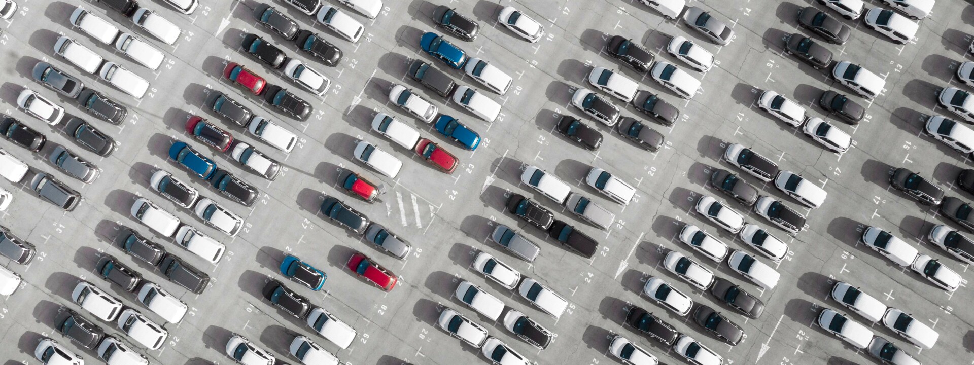 Parkende Autos © Image by https://www.freepik.com/free-photo/transport-concept-parked-vehicles_13951921.htm#query=auto%20parken&position=2&from_view=search&track=ais Parkende Autos auf einem großen Parkplatz © Image by https://www.freepik.com/free-photo/transport-concept-parked-vehicles_13951921.htm#query=auto%20parken&position=2&from_view=search&track=ais