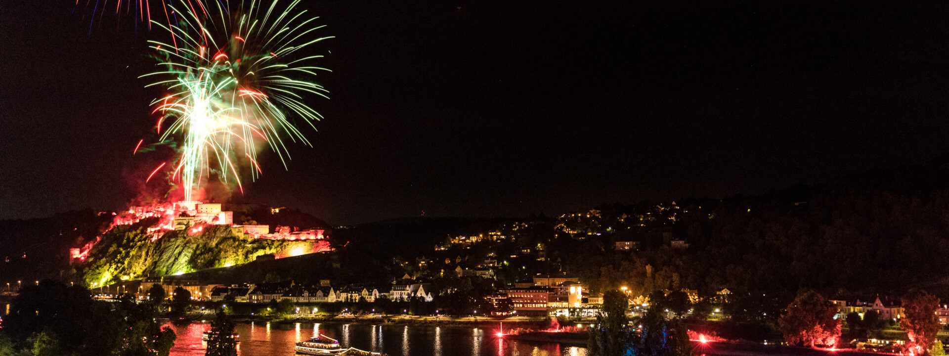 Rhein in Flammen 2018 © Koblenz-Touristik GmbH, Dominik Ketz Schiffskonvoi mit Feuerwerk vor der Festung Ehrenbreitsten © Koblenz-Touristik GmbH, Dominik Ketz