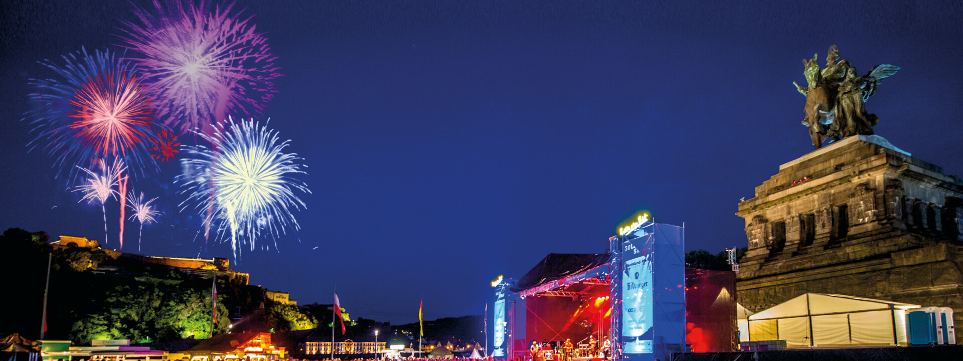 © Koblenz-Touristik GmbH, Artur Lik Konzert am Deutschen Eck während Sommerfest zu Rhein in Flammen mit Feuerwerken im Hintergrund © Koblenz-Touristik GmbH, Artur Lik