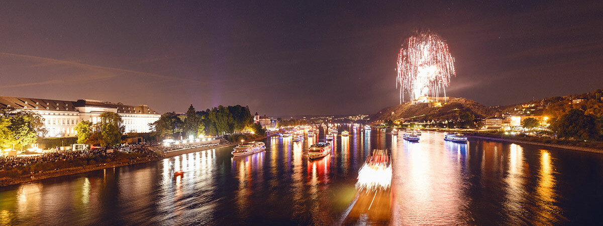 Feuerwerke von Rhein in Flammen mit beleuchteten Schiffen auf dem Rhein und Zuschauer am Rheinufer © DZT
