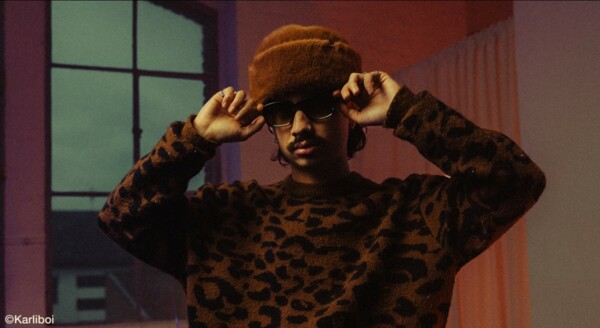 Dancing people with SilentDisco headphones  © Karliboi