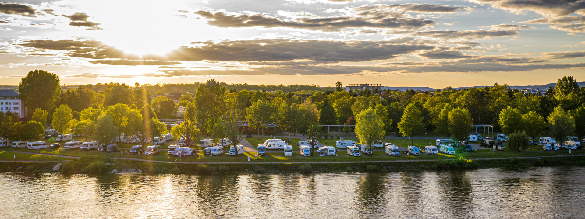 Campingplatz Koblenz-Lützel Sonnenuntergang © Koblenz-Touristik GmbH, Dominik Ketz Blick auf dem Campingplatz in Koblenz-Lützel bei Abenddämmerung mit dem Rhein in Vordergrund © Koblenz-Touristik GmbH, Dominik Ketz